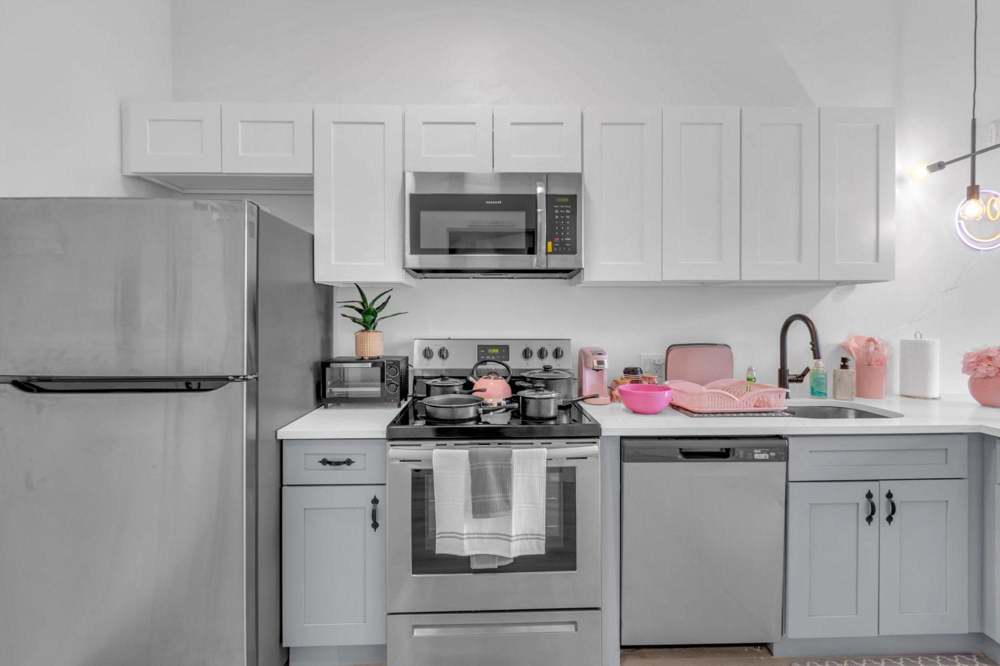 Pink Heaven Indoor Pool, Free Parking, Near Nyc Apartment Elizabeth Exterior foto