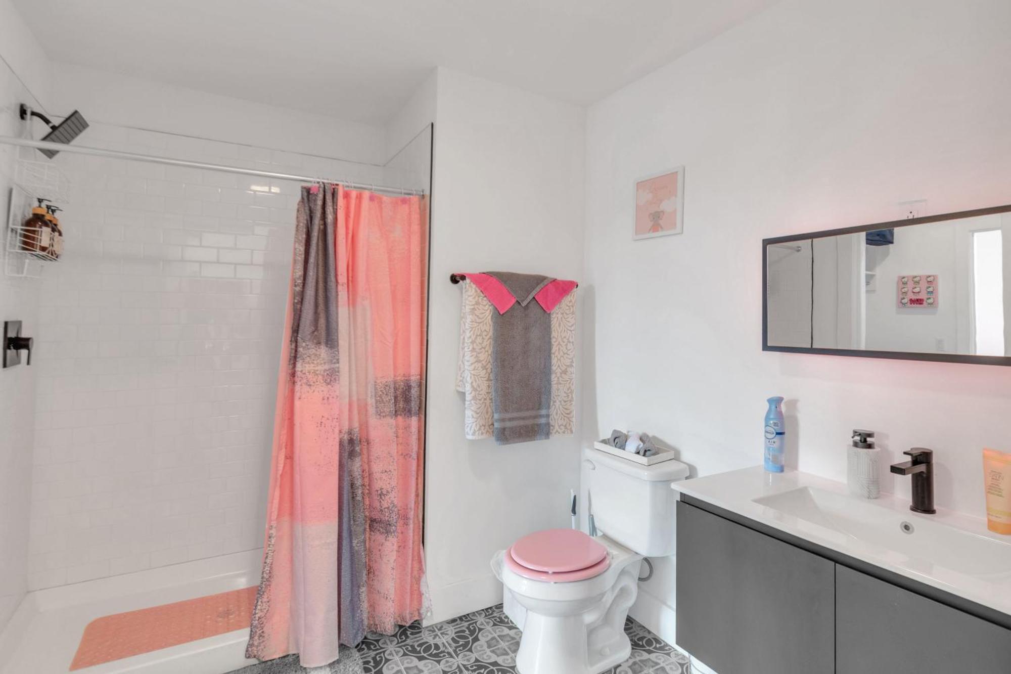 Pink Heaven Indoor Pool, Free Parking, Near Nyc Apartment Elizabeth Exterior foto